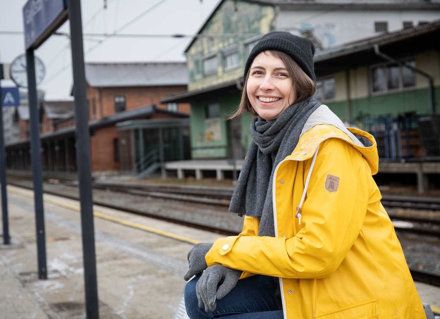 Kabarettistin Chrissi Buchmasser am Bahnhof – Pressefoto zum Programm Zugzwang